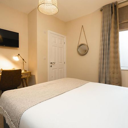 Rooms At The Dressers Arms ชอร์เลย์ ภายนอก รูปภาพ