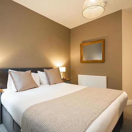 Rooms At The Dressers Arms ชอร์เลย์ ภายนอก รูปภาพ