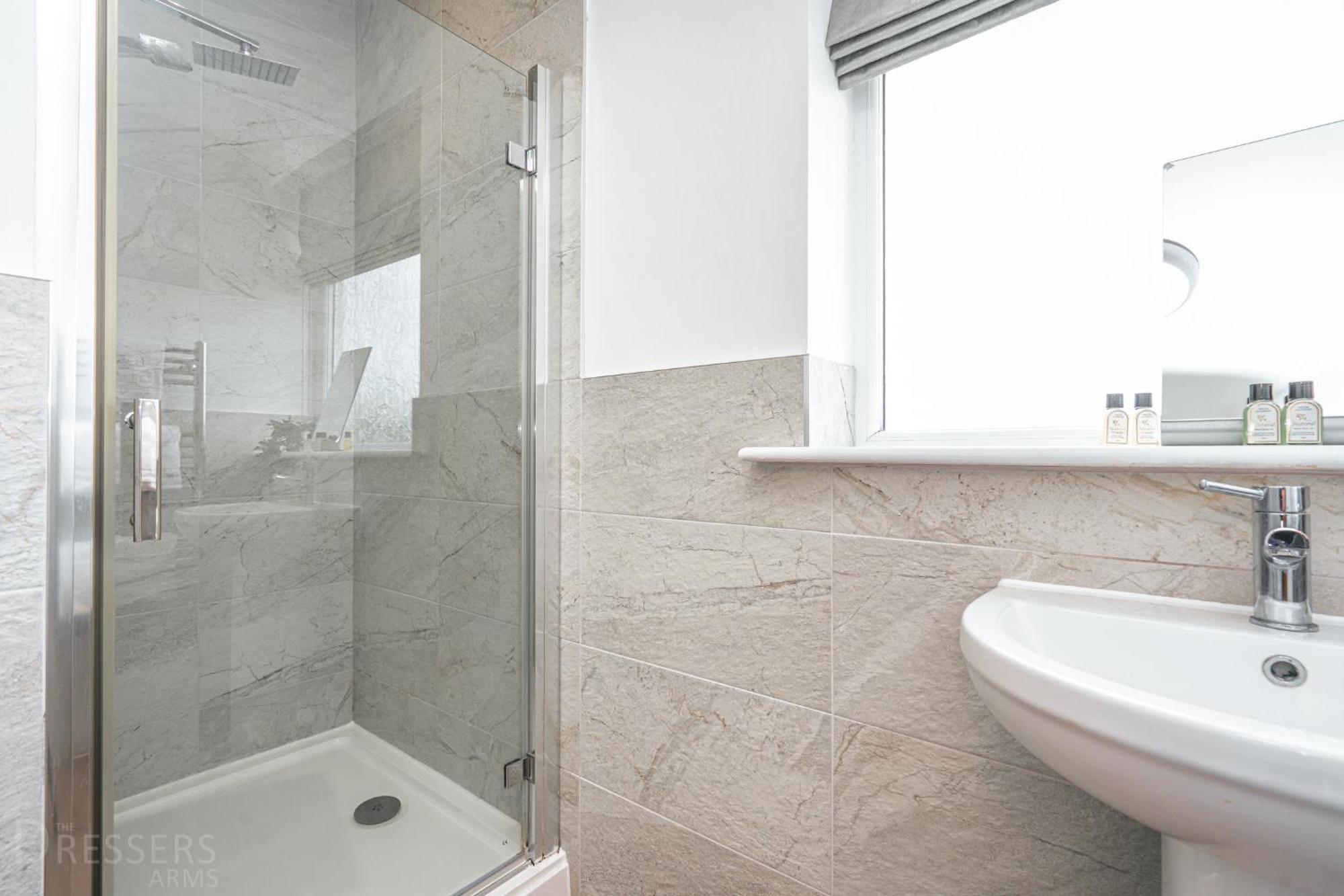 Rooms At The Dressers Arms ชอร์เลย์ ภายนอก รูปภาพ